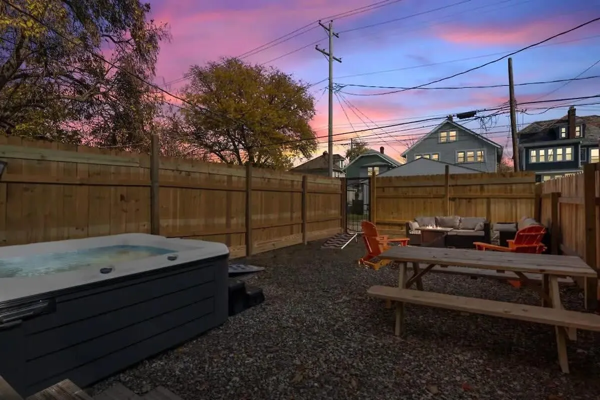 קולומבוס 5 Bedrooms Sleeps 14 Hot Tub Fire Pit דירה